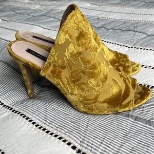Ava & Aiden Stiletto Velvet Sandal Mules Slip On Size 8 Marigold